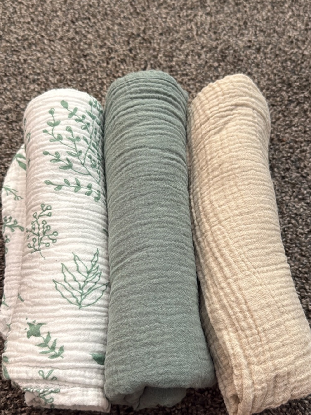 Amazon Essentials Muslin Swaddle Set - Sage, Cream & Printed White